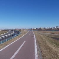 江戸川堤サイクリングロード　東金町ポンプ所排水樋管付近