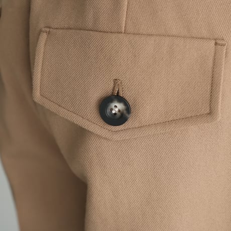 フラップトレンチパンツ