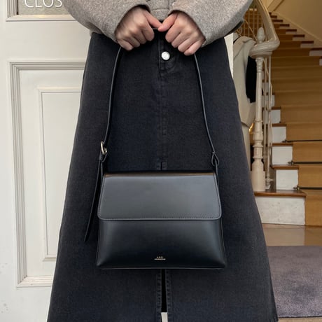 A.P.C.　VIRGINIEフラップバッグ