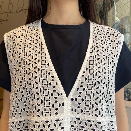 U PHORICA　カットワーク刺繍ベストブラウス