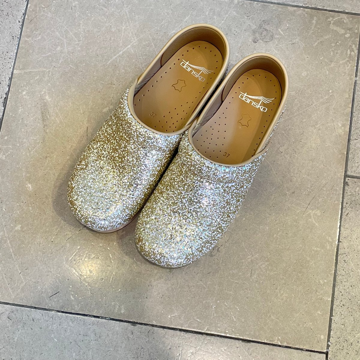 ダンスコのパンプス　37サイズ dansko プロフェッショナルグリッターシャンパン | OUI FOYER