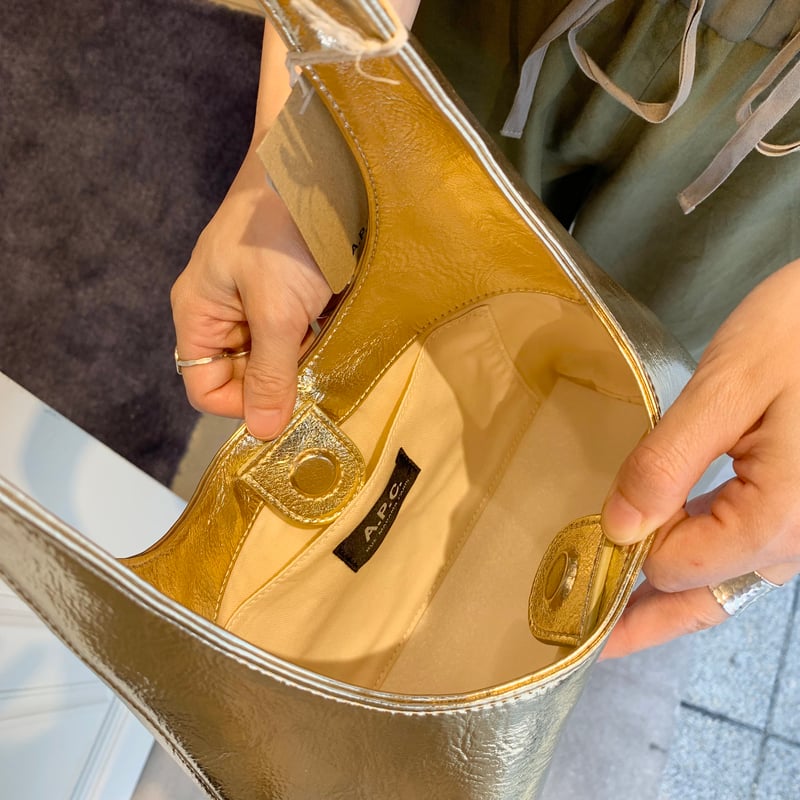 A.P.C. BABY NINON ミニバッグゴールド | OUI FOYER オンラインショップ