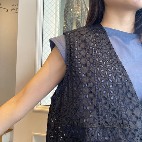 U PHORICA　カットワーク刺繍ベストブラウス