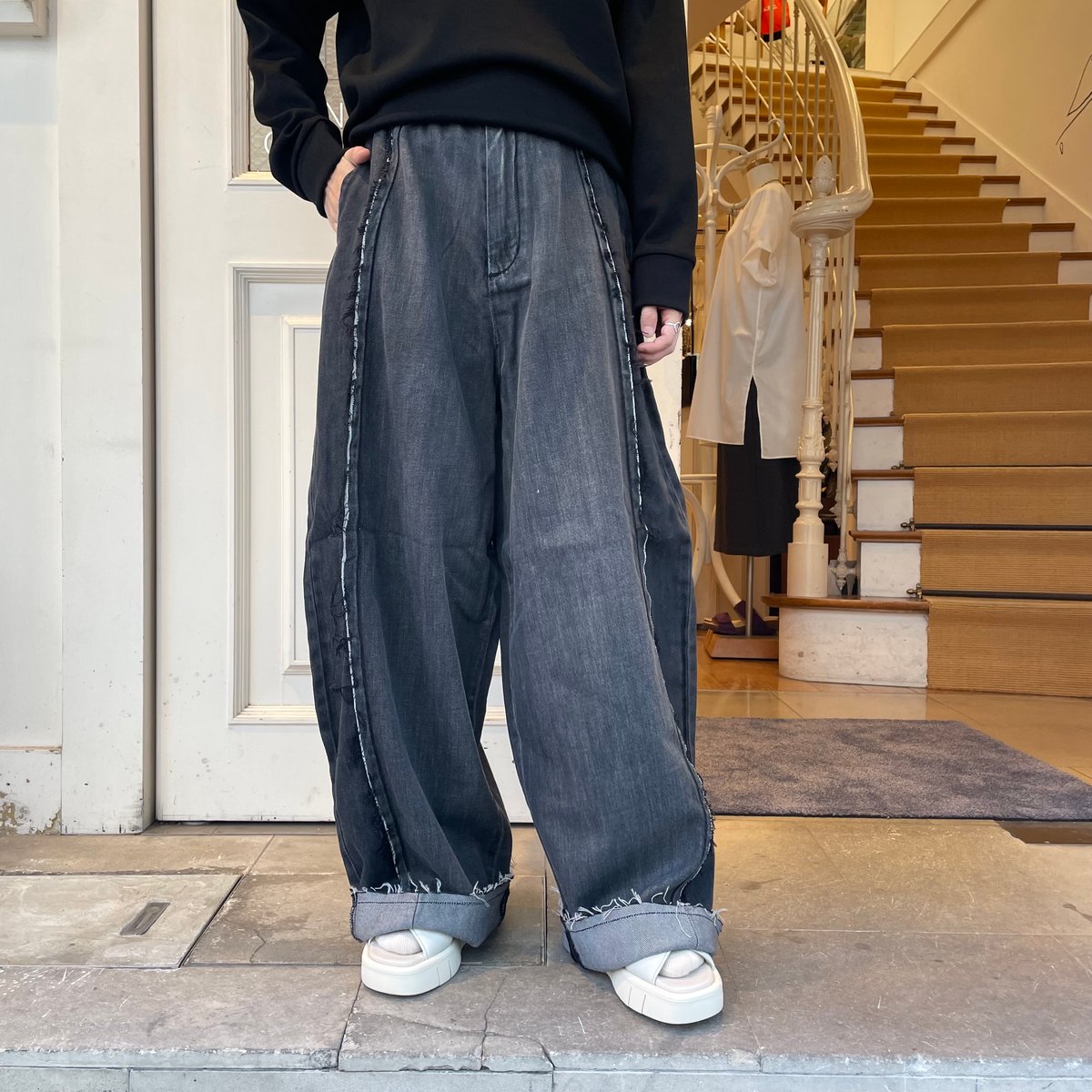 センソユニコ Lucrucaライトブルー ワイドレッグデニム フリンジ裾 ライトブルー バレルレッグデニムパンツ フリンジ裾