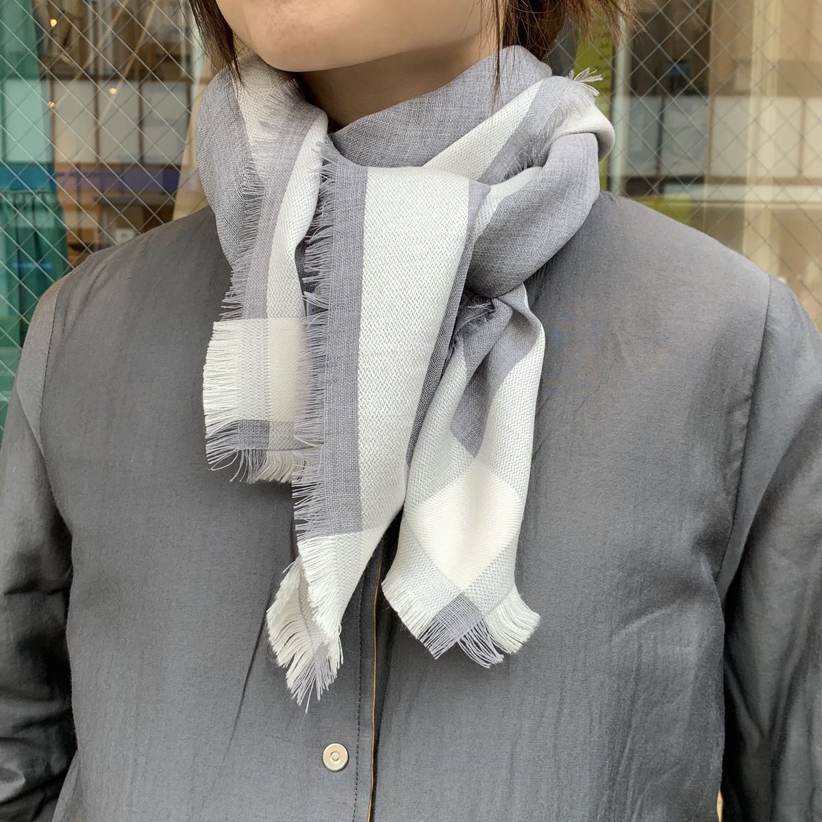 Johnstons of Elgin コントラストボーダースクエアスカーフ | OUI FO
