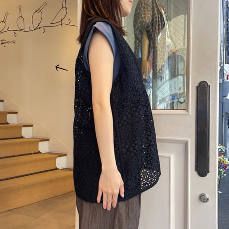 U PHORICA　カットワーク刺繍ベストブラウス