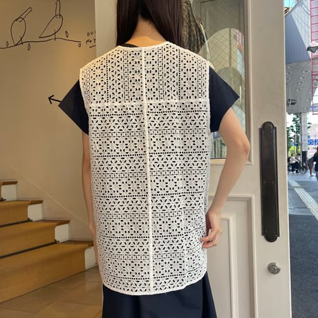 U PHORICA　カットワーク刺繍ベストブラウス