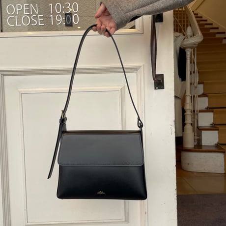 A.P.C.　VIRGINIEフラップバッグ