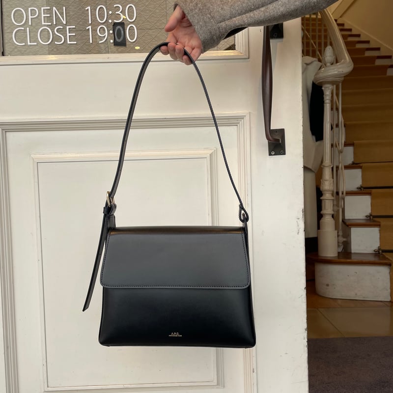 A.P.C. VIRGINIEフラップバッグ | OUI FOYER オンラインショップ