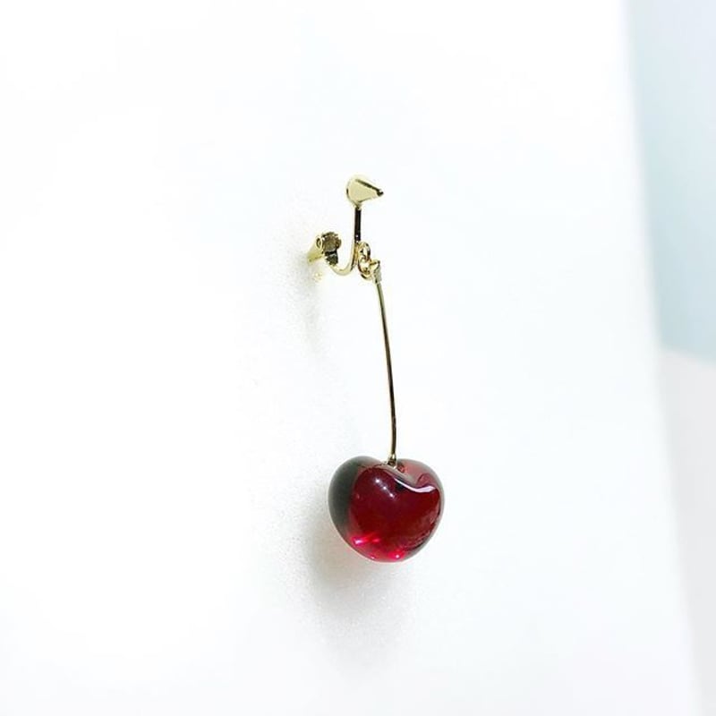 (新品・未使用)THROW A KISS チェリーイヤリング シングルハートチェリーピアス・イヤークリップ / 2色 | throw-a