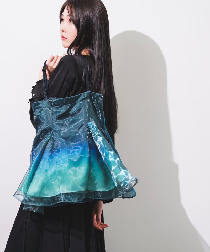 見えないものを見ようとして見上げた夜空に駆ける透明彩度のキャミ