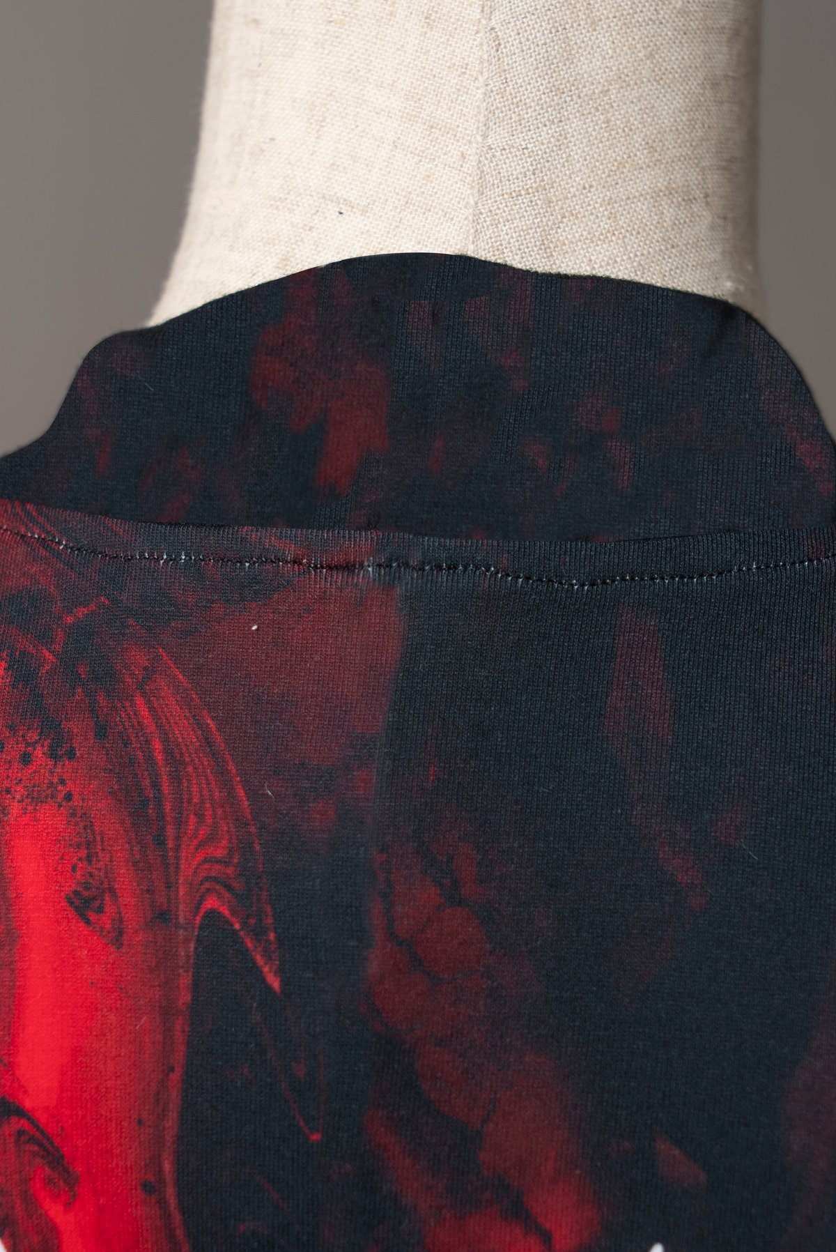 鮮烈に滲む狂気のハイネックカットソー | ha | za | ma