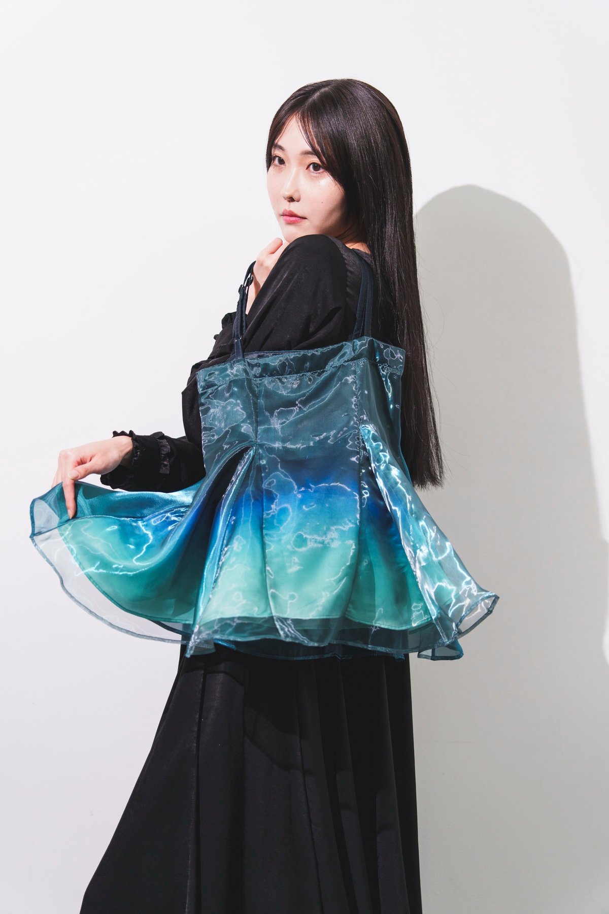 見えないものを見ようとして見上げた夜空に駆ける透明彩度のキャミ