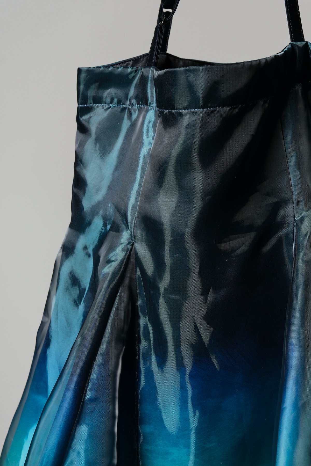 見えないものを見ようとして見上げた夜空に駆ける透明彩度のキャミ