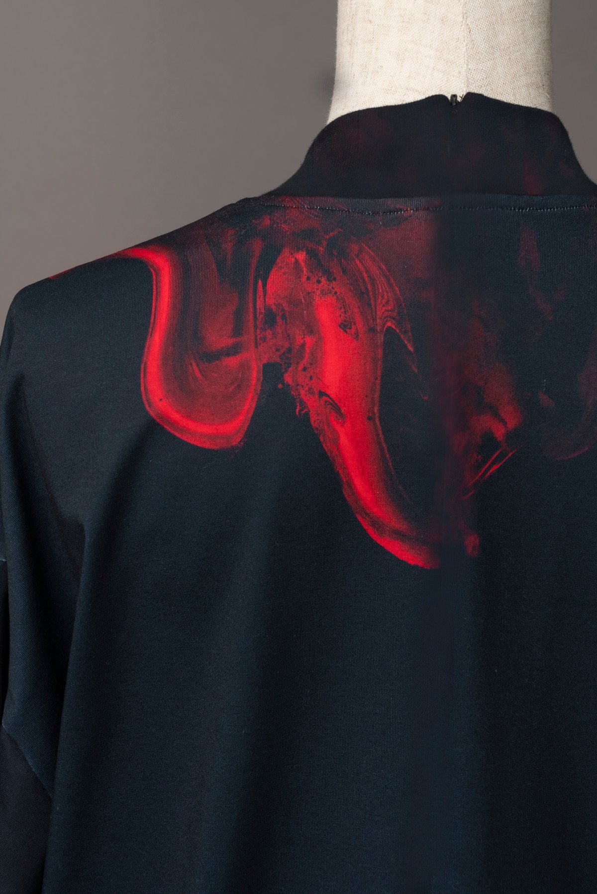 鮮烈に滲む狂気のハイネックカットソー | ha | za | ma