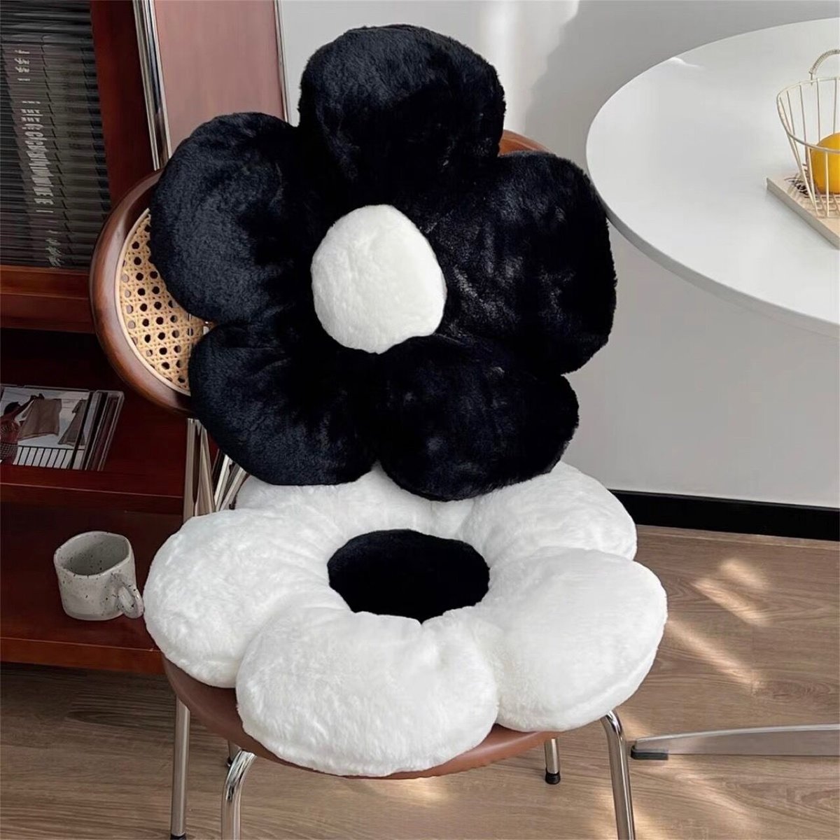 お花クッション　白黒 モノトーン フラワー型 クッション 全2色 座布団 | 70PARK