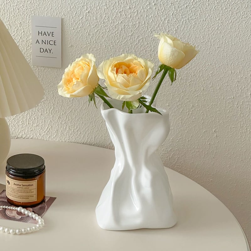 チョコ花瓶・フラワーベースと食器セット、お洋服 シンプルな花も華やかに彩る、明るいトーンの一輪挿し Bron Choco