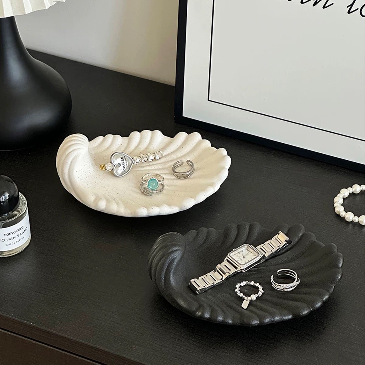 マット モノトーン シェル モチーフ セラミック アクセサリー トレイ