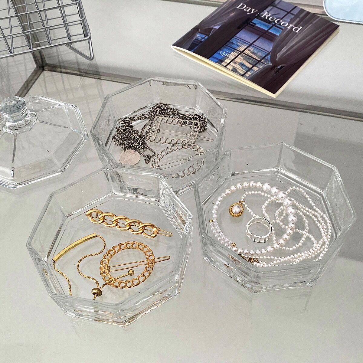 クリアガラス 菓子入れ 赤い蓋付き クリアガラス 菓子入れ 赤い蓋付き