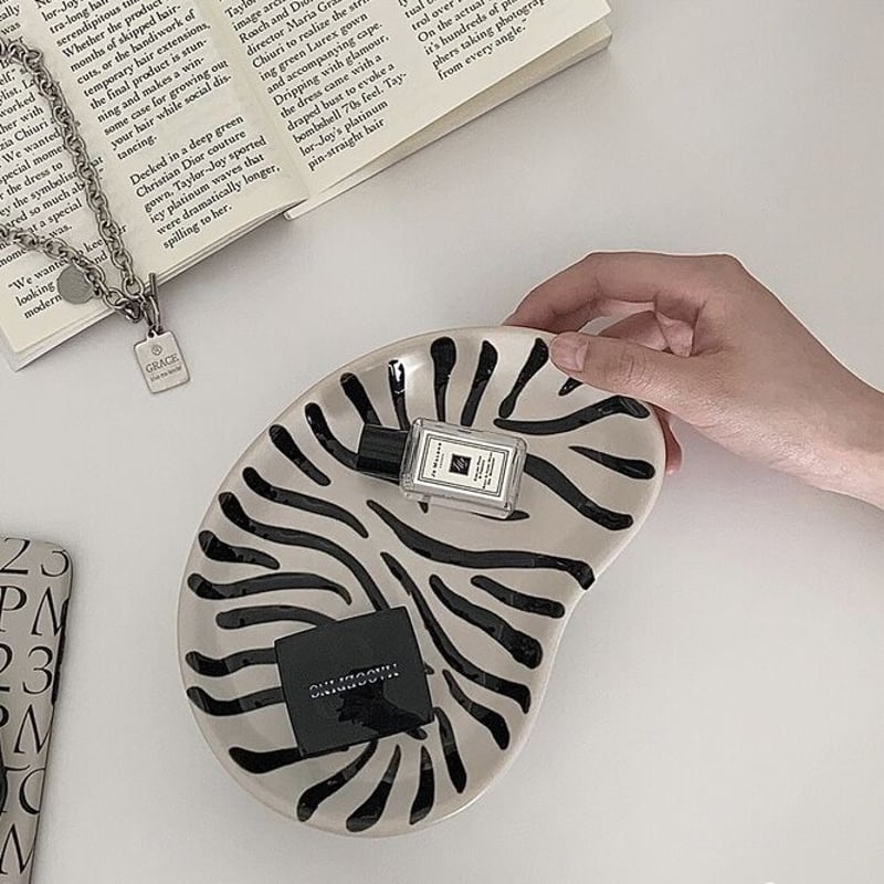 ゼブラ柄 脚付き ウエーブ アクセサリー トレイ 全2種 | 70PARK