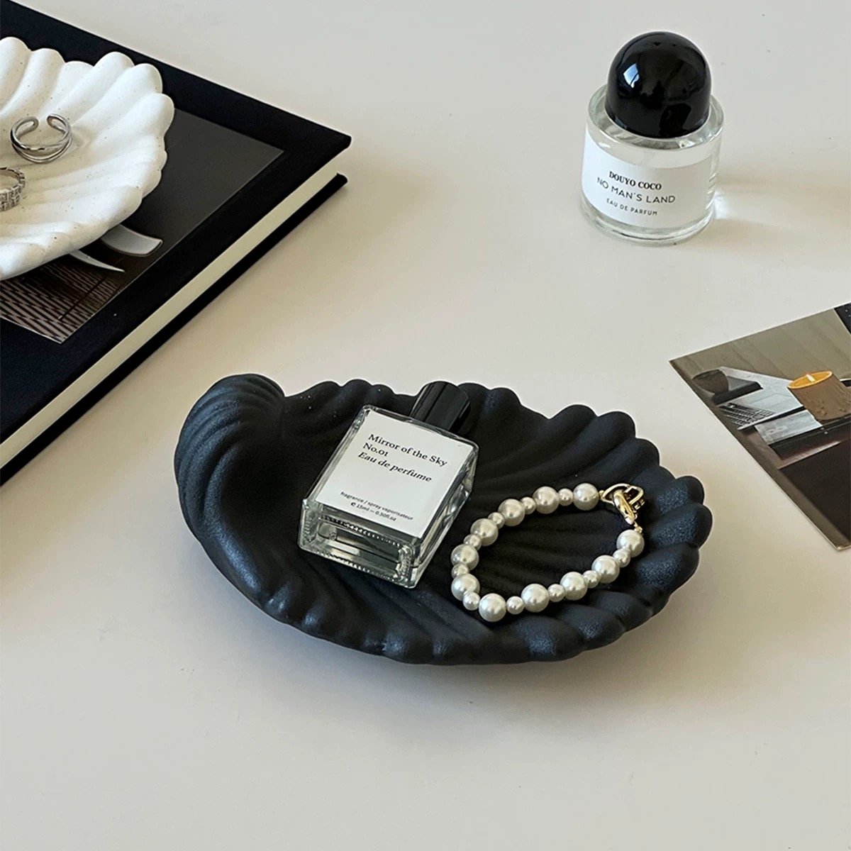 マット モノトーン シェル モチーフ セラミック アクセサリー トレイ