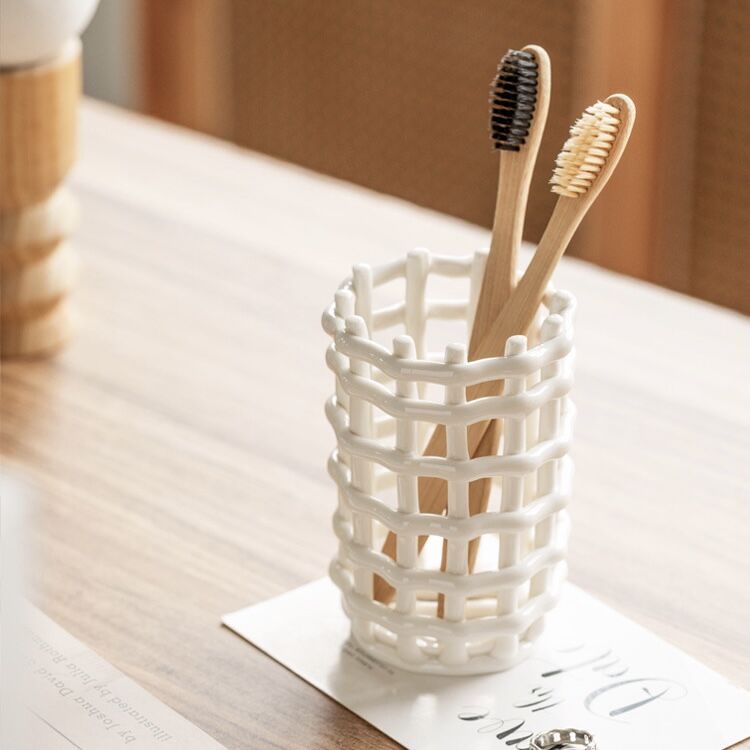 CHANEL ブラシスタンド ペン立て 陶器 ノベルティ シャネル　新品未使用 CHANEL - 美品 シャネル ロゴ ノベルティ ブラシスタンド ペン
