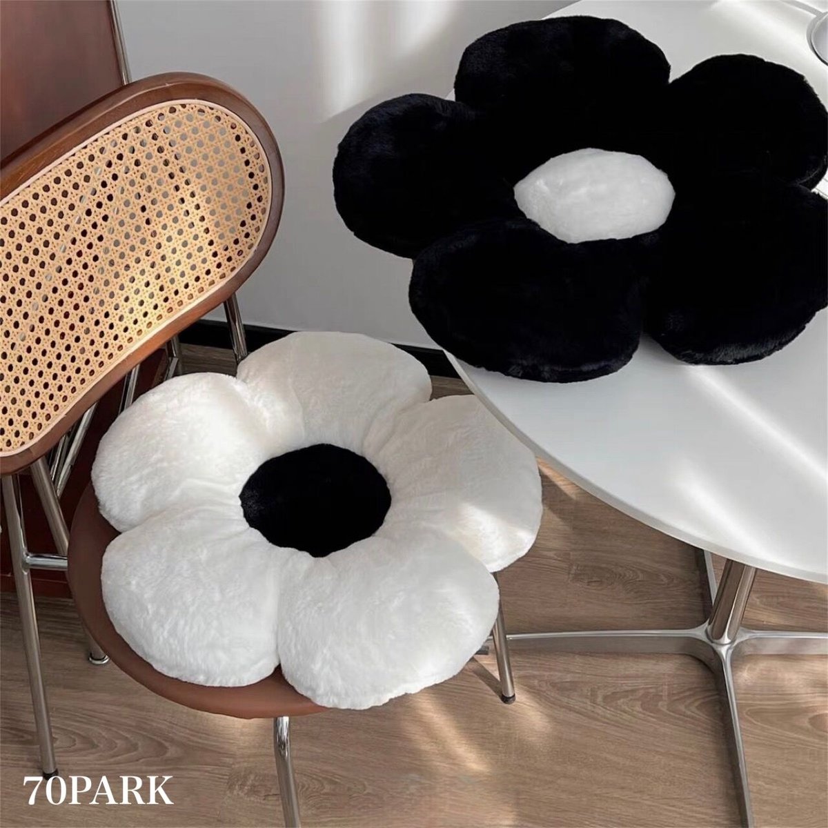 お花クッション　白黒 モノトーン フラワー型 クッション 全2色 座布団 | 70PARK