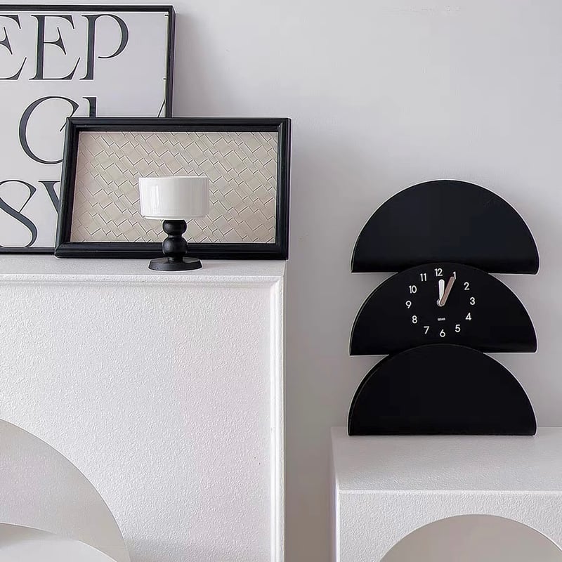 ハーフムーン デザイン クロック 全2色 半円 壁掛け時計 | 70PARK