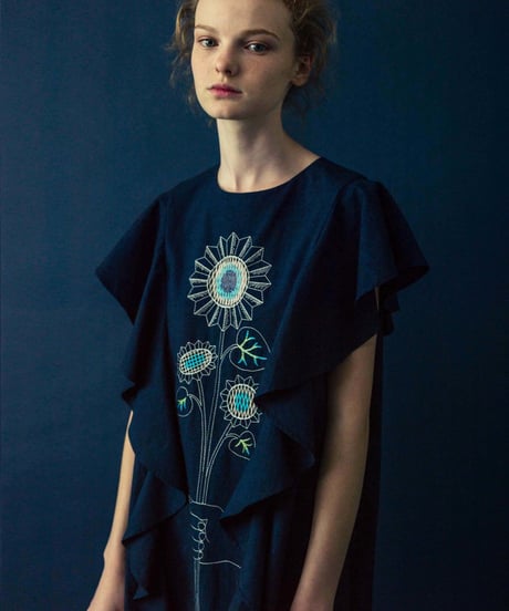 ヒマワリの刺繍のフリルワンピース (navy)