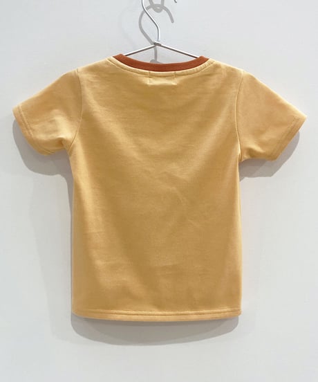 7匹の恐竜の刺繍キッズTシャツ (peach yellow)