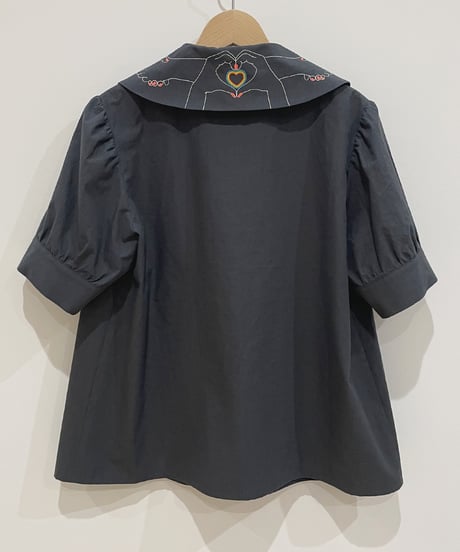 ハートサイン刺繍えりブラウス (charcoal)