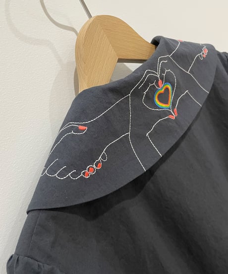 ハートサイン刺繍えりブラウス (charcoal)