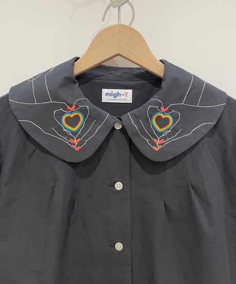 ハートサイン刺繍えりブラウス (charcoal)