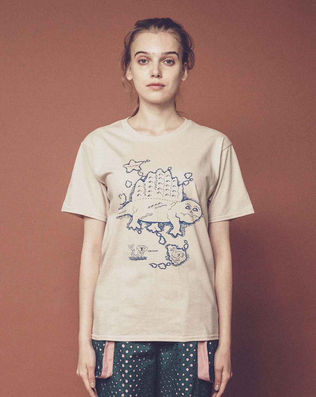 ディメトロドン大陸のTシャツ (beige) | migh-T by Kumiko Watari