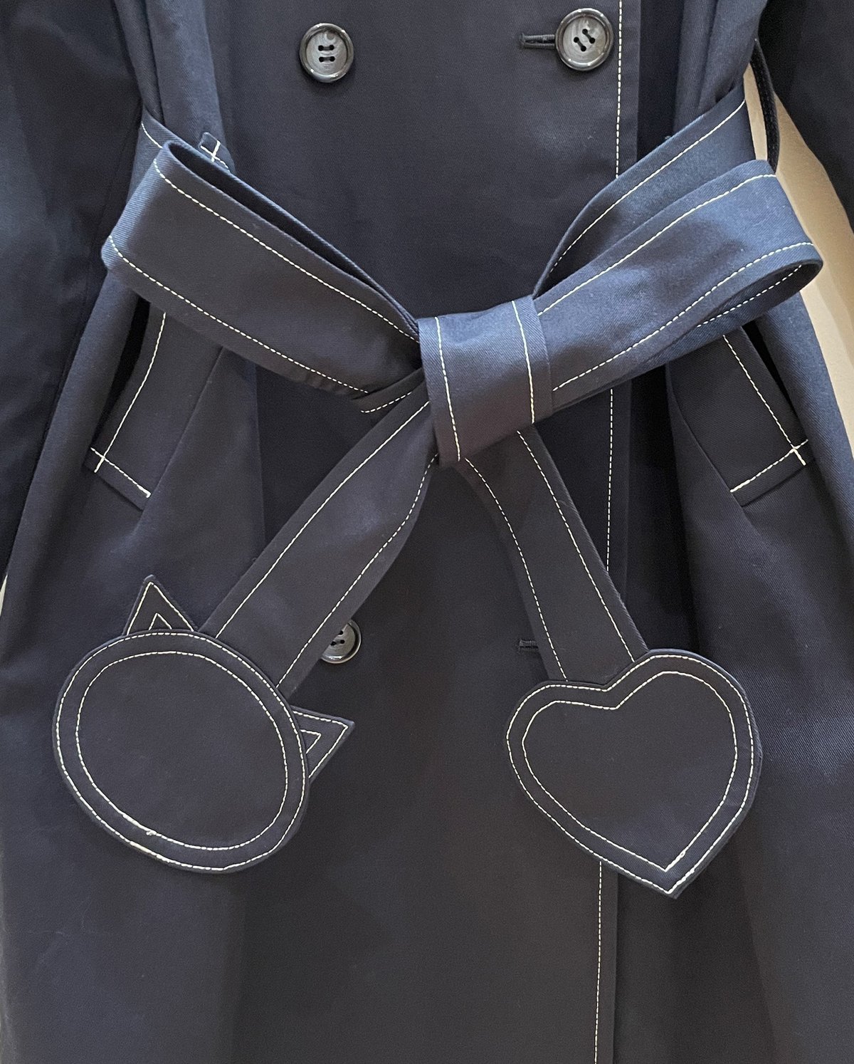 ネコ♡ベルトトレンチコート (navy) | migh-T by Kumiko Watari