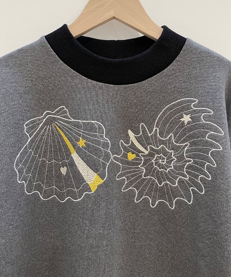 マーメイドシェル刺繍スウェット (charcoal)