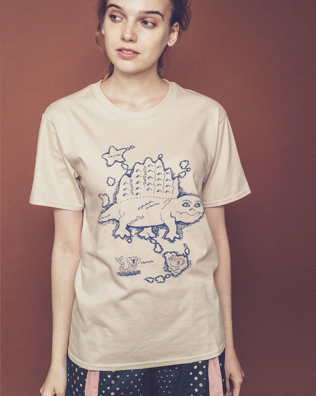 ディメトロドン大陸のTシャツ (beige) | migh-T by Kumiko Watari