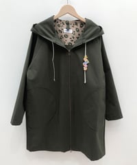 <SAMPLE SALE> 刺繍モチーフ付きドローストリングフードジャケット (dark olive)