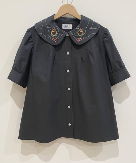ハートサイン刺繍えりブラウス (charcoal)