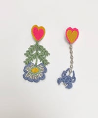 花とクモの刺繍ピアス/ イヤリング
