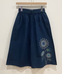 ヒマワリの刺繍のワイドパンツ (navy)