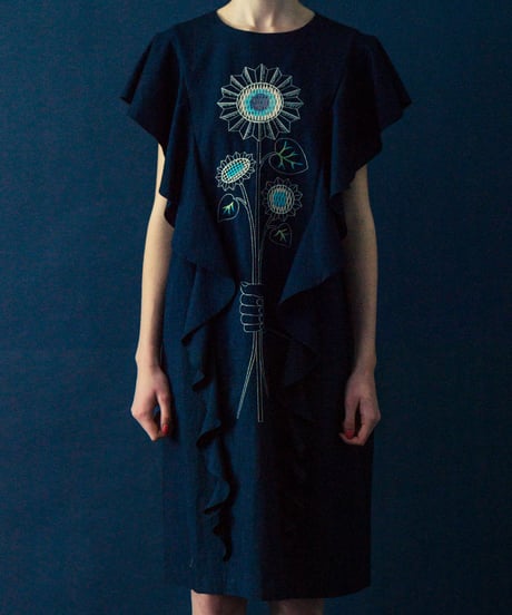 ヒマワリの刺繍のフリルワンピース (navy)