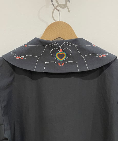 ハートサイン刺繍えりブラウス (charcoal)