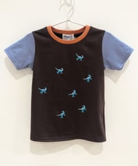 7匹の恐竜の刺繍キッズTシャツ (dark brown)