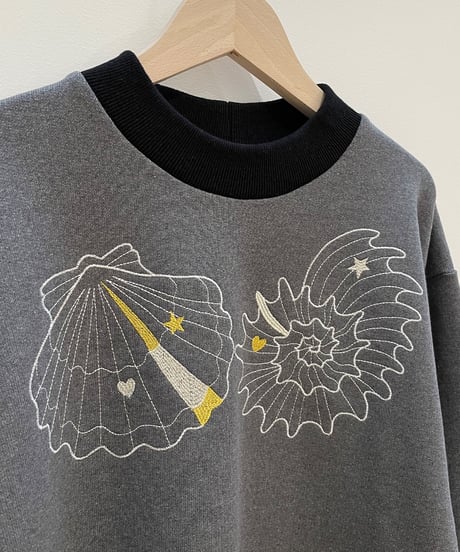 マーメイドシェル刺繍スウェット (charcoal)