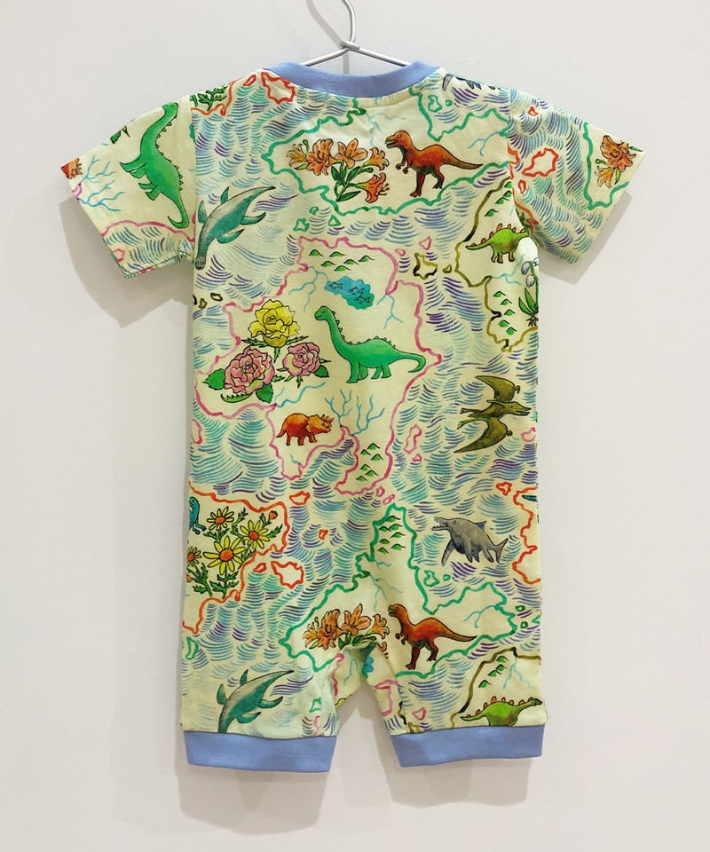 黄緑の袖のロンパース