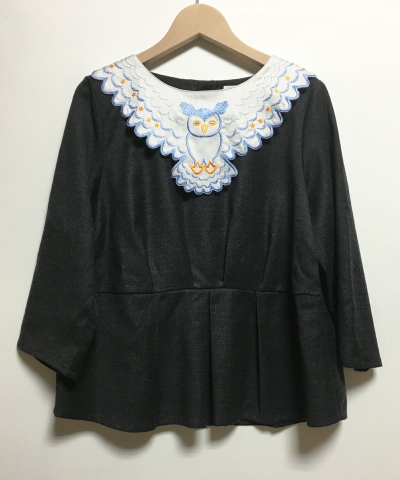フクロウの刺繍えりブラウス(charcoal) | migh-T by Kumiko Watari フクロウの刺繍えりブラウス(charcoal) | migh-T by Kumiko Watari