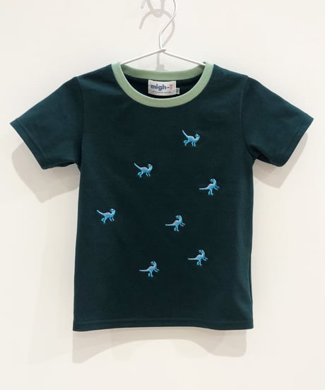 7匹の恐竜の刺繍キッズTシャツ (dark green)