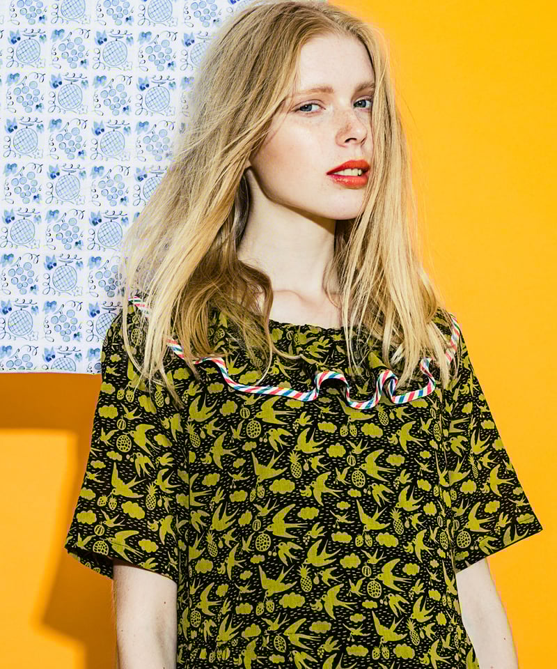 ツバメフルーツプリントのワンピース (black) | migh-T by