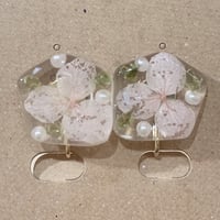 イヤリング　ピンクの花　パール・ペリドット